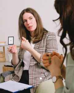 Une coach parentale échange avec une maman lors d'une séance d'accompagnement, illustration du métier de coach parental