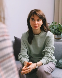 Coach parental à l’écoute d’une maman pendant une séance d’accompagnement parental.