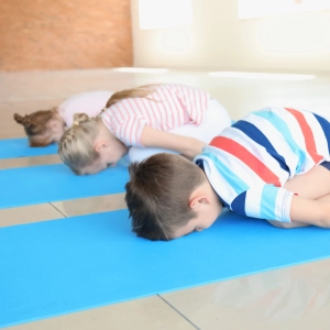 Séance de yoga bébé et relaxation corporelle pour jeunes enfants en structure d’accueil – formation EAJE
